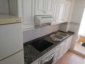 Kühlschrank, Mikrowelle, Wasserkocher mit Kaffee-/Teezubehör