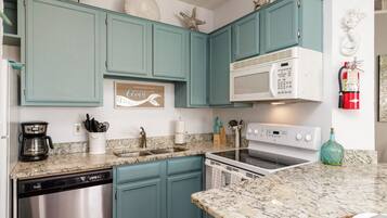 Refrigerador, microondas, horno y parrilla de estufa