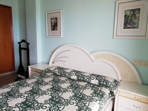 3 bedrooms, iron/ironing board, bed sheets