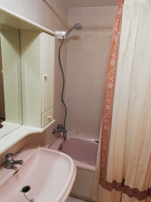Bathtub, towels