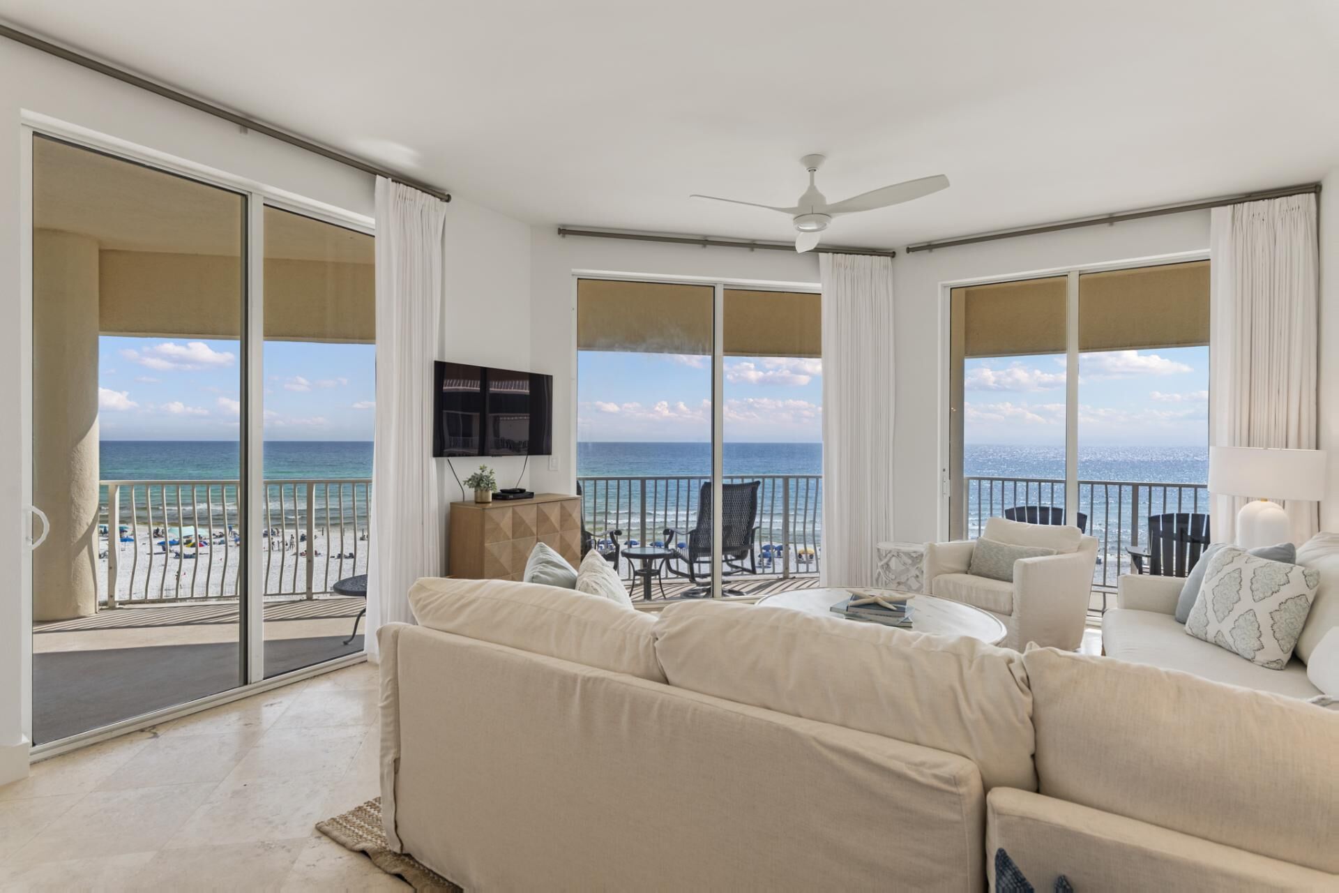 Book now for Fall Stays! It’s All About the Views! NEWLY RENOVATED! Private Beach Access!