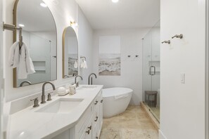 Combined shower/tub, hair dryer, towels