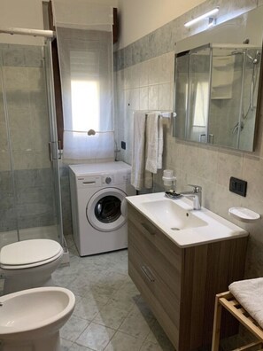 Badewanne, Haartrockner, Bidet, Handtücher