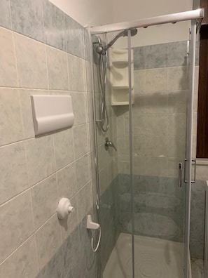 Baignoire, sĂšche-cheveux, bidet, serviettes fournies