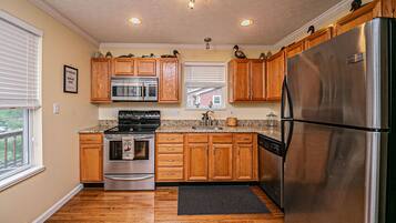 Casa, varias camas, cocina | Cocina privada | Refrigerador, microondas, horno y parrilla de estufa