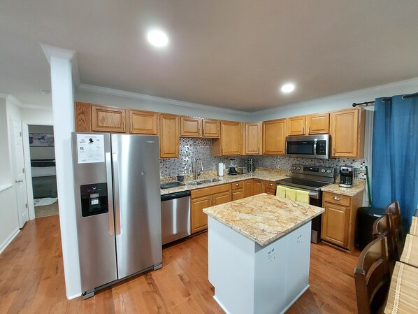 Microwave, dishwasher, coffee/tea maker, cookware/dishes/utensils