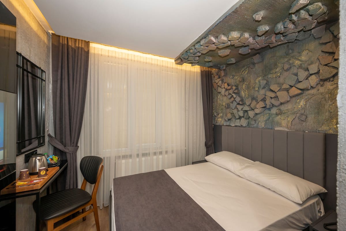 Premium bedding, desk, soundproofing, free WiFi