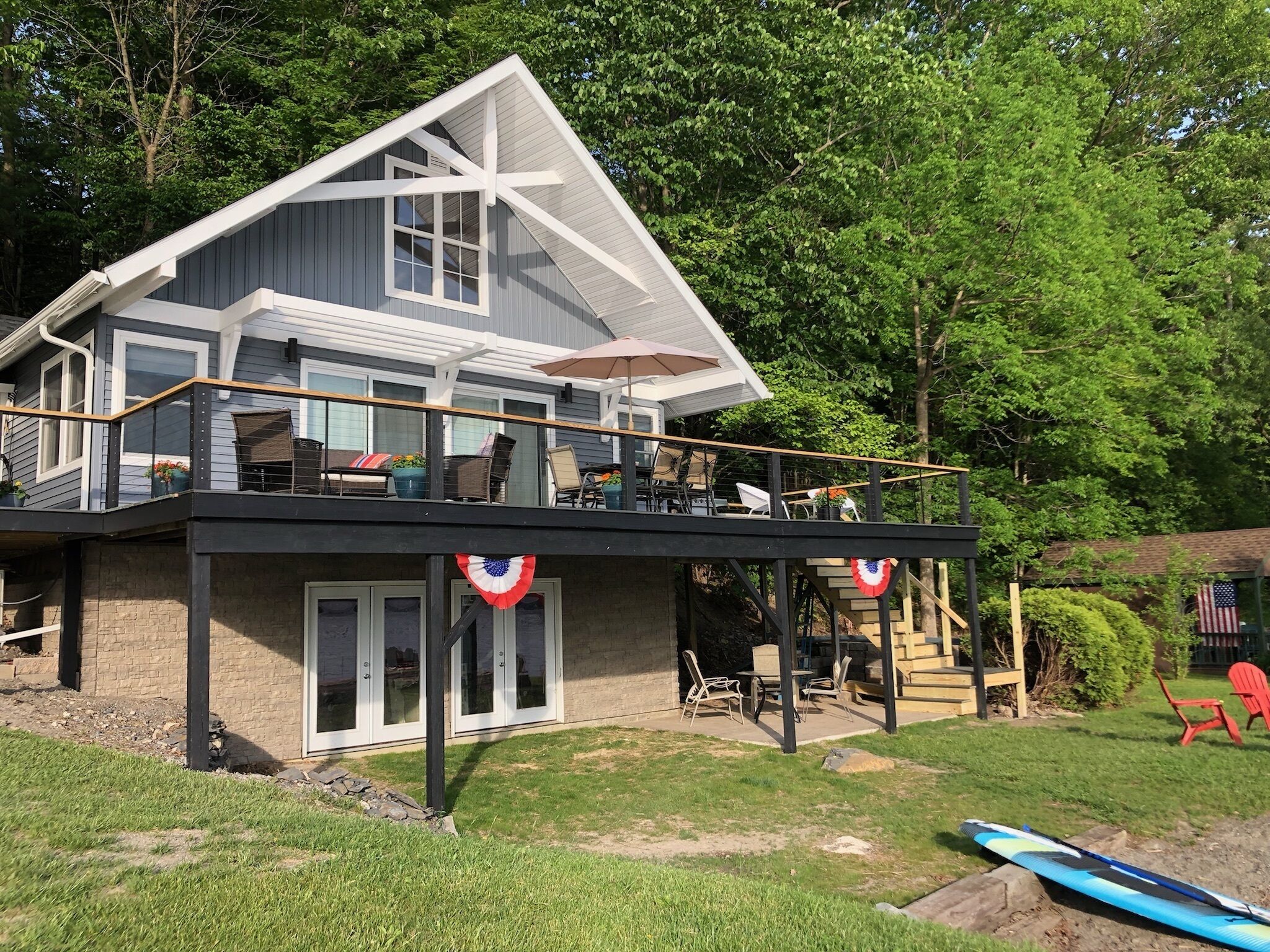 Cozy waterfront home with modern amenities!