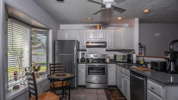 Studio (3 Bedrooms) | Property amenity