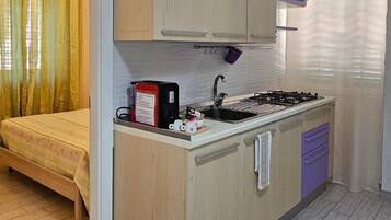 Kühlschrank, Herdplatte, Wasserkocher mit Kaffee-/Teezubehör