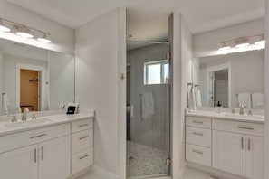 Combined shower/bathtub, hair dryer, towels - Family Beach House w/ Game Room and Fenced Yard (St. Augustine)