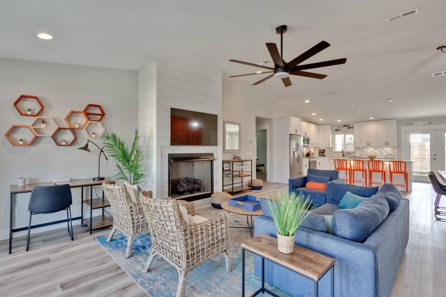 Smart TV, caminetto, tavolo da ping pong