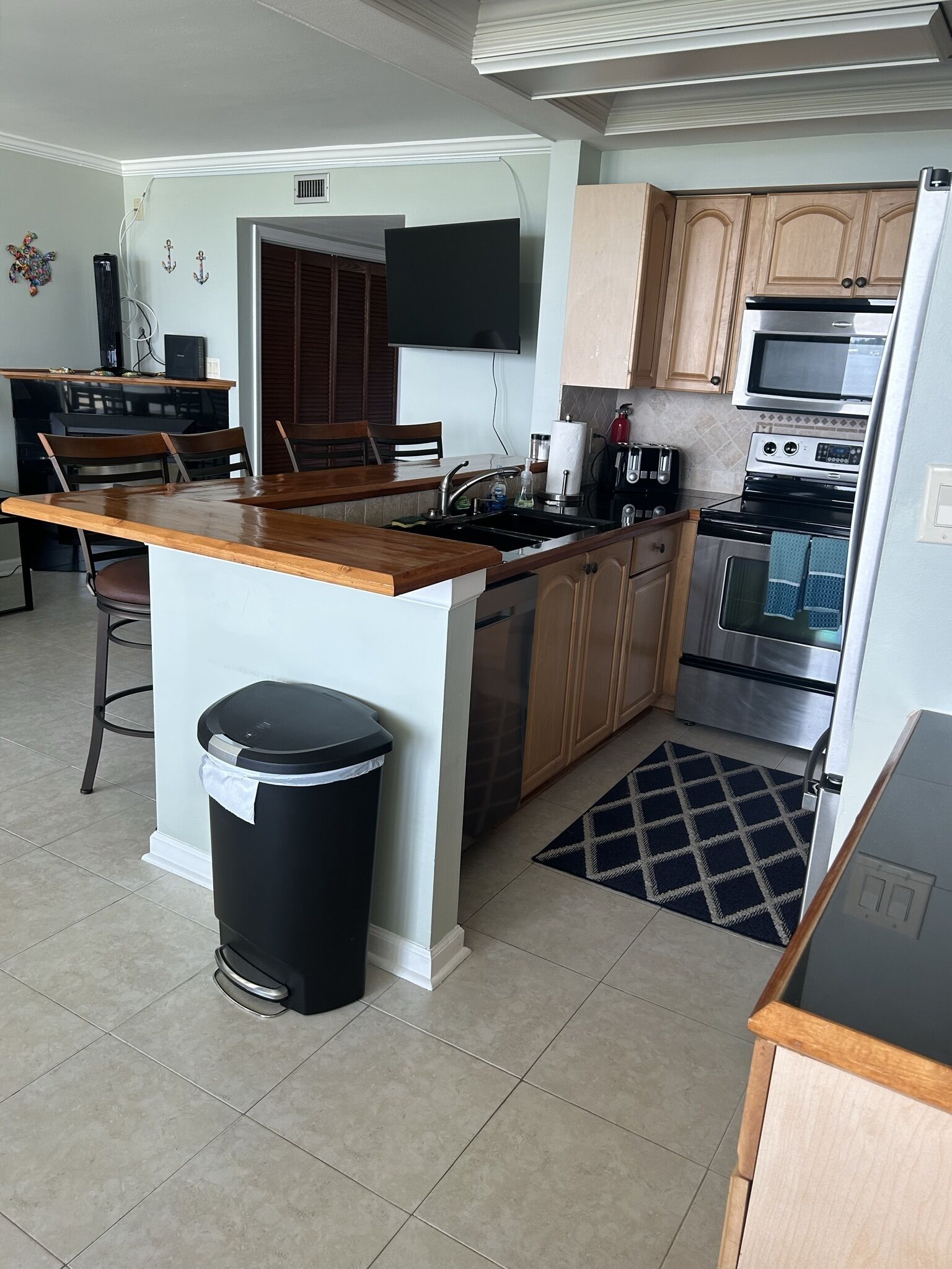 Coffee/tea maker, fridge, microwave, oven