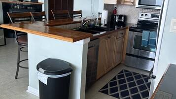 Coffee/tea maker, fridge, microwave, oven