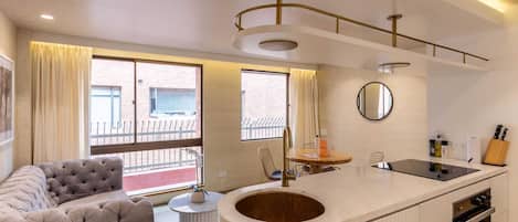 冷蔵庫、電子レンジ、オーブン、コンロ