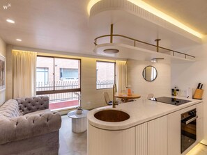 Réfrigérateur, micro-ondes, four, plaque de cuisson