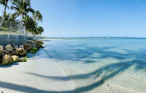 5 Miles to the beach, family home, saltwater pool, pickleball & tennis courts