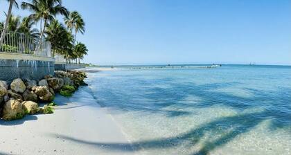 5 Miles to the beach, family home, saltwater pool, pickleball & tennis courts
