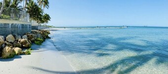5 Miles to the beach, family home, saltwater pool, pickleball & tennis courts
