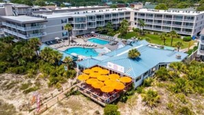 Un hotel con piscina, zona de estar al aire libre y acceso a la playa.