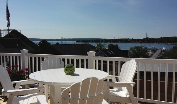 Outdoor dining - Upscale Flat w/ Private Ent on Main St.  2BD // 1BA + AC, Wifi, Rooftop Deck (Harbor Springs)