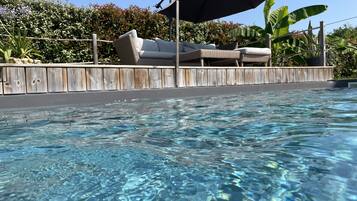 Een verwarmd zwembad