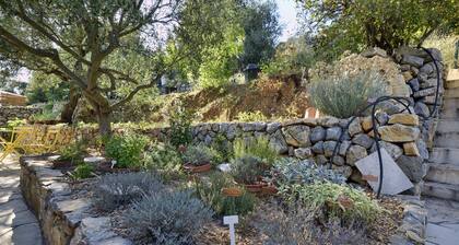 Maison conviviale, centre Var. 3 chambres. Piscine privative clÎturée