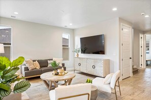 TV, videogiochi, tavolo da ping pong