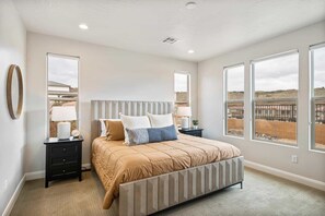 5 bedrooms, desk, iron/ironing board, travel cot - Zion's Gateway Retreat, PACKED WITH EXTRAS, GREAT LOCATION (Washington)