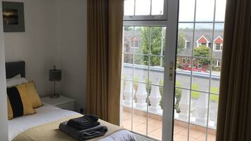 6 bedrooms, WiFi, bed sheets