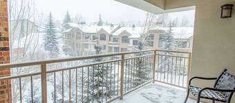 Ski-In Mountain Getaway – 25 Yards from the Slopes!