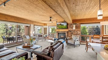 Televisión y chimenea