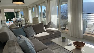 Smart TV, fireplace, books, stereo