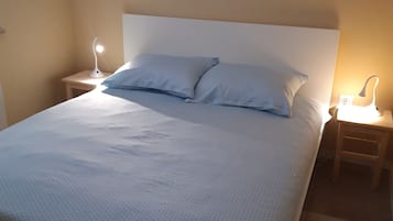 4 slaapkamers, een bureau, een strijkplank/strijkijzer, gratis wifi