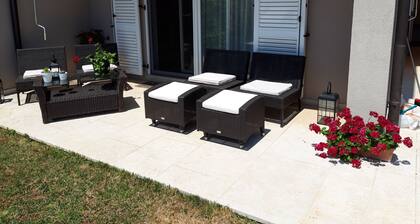 For Families - Spacious 4-bedroom vacation house with pool, close to the sea!