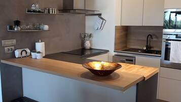 Refrigerador, microondas, horno, placa de cocina