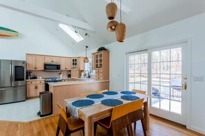 Dining - Modern Family Getaway In Harwich (Harwich)