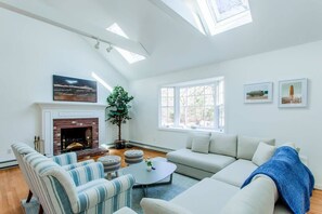 TV, fireplace, offices - Modern Family Getaway In Harwich (Harwich)