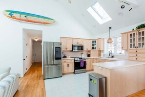Fridge, microwave, oven, stovetop - Modern Family Getaway In Harwich (Harwich)