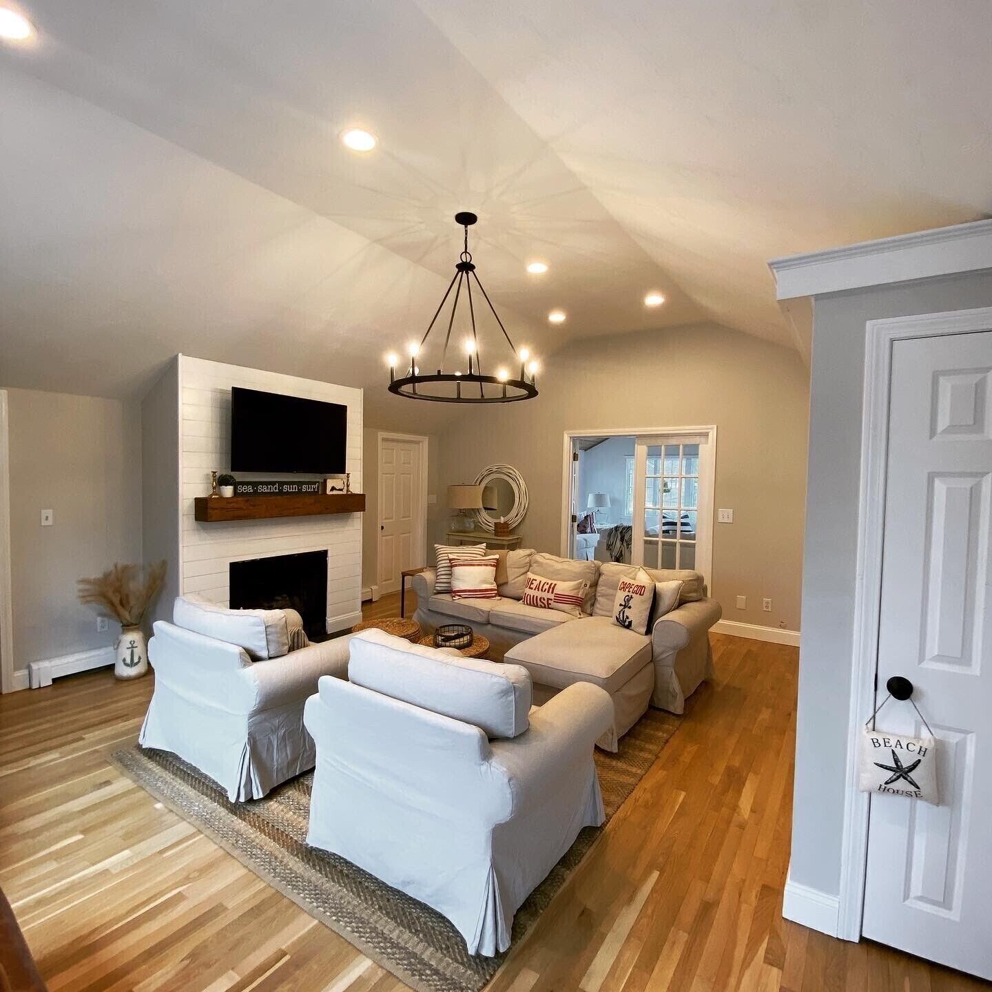 LUXE Renovated HOME WALK *2* food, shops, beach 