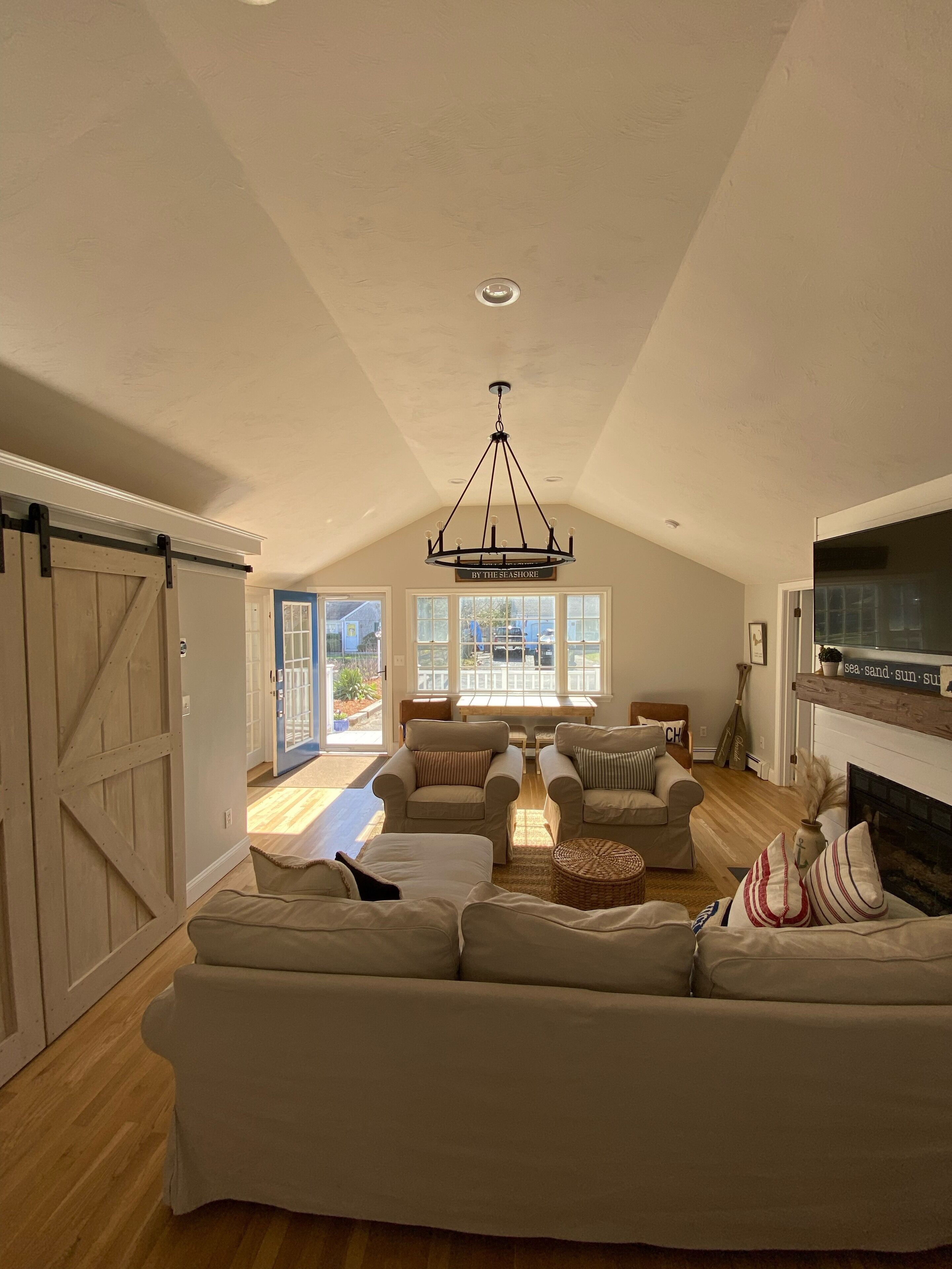 LUXE Renovated HOME WALK *2* food, shops, beach 