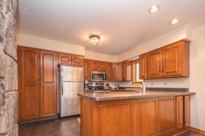 Casa, várias camas, banheira de imersão | Cozinha privada | Geladeira, micro-ondas, fogão, cooktop