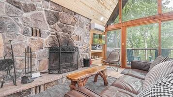 Casa, varias camas, hidromasaje | Sala de estar | Televisión de 40 pulgadas con canales por cable y chimenea