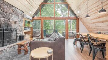 Casa, varias camas, hidromasaje | Sala de estar | Televisión de 40 pulgadas con canales por cable y chimenea