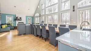Ett rymligt kök med matplats, stora fönster och en modern design.