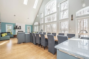 Una cocina amplia con comedor, ventanas grandes y un diseño moderno.