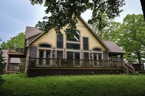 Une maison à deux étages avec un balcon et une terrasse.