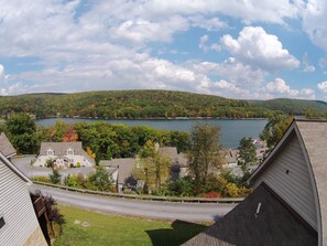 Ein Wohngebiet mit Häusern, einer Straße und einem See.