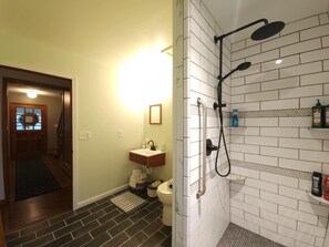 Bathtub, hair dryer, towels, soap - The Farmhouse, where peace and quiet awaits (Otego)