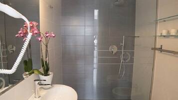 Douche, sĂšche-cheveux, bidet